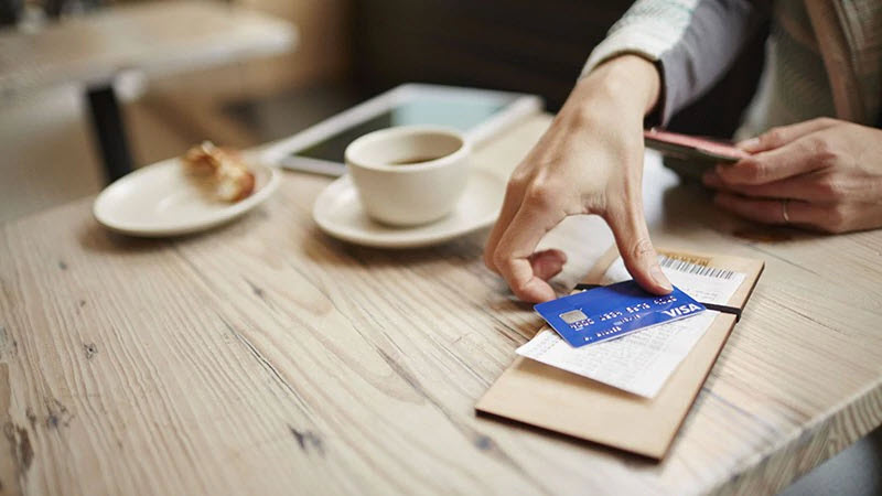 Paying a bill at a café with Visa pcidss