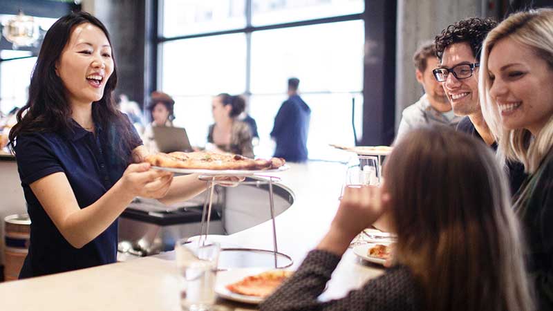 merchant-womanserver-pizza-800x450 merchant-womanserver-pizza-800x450