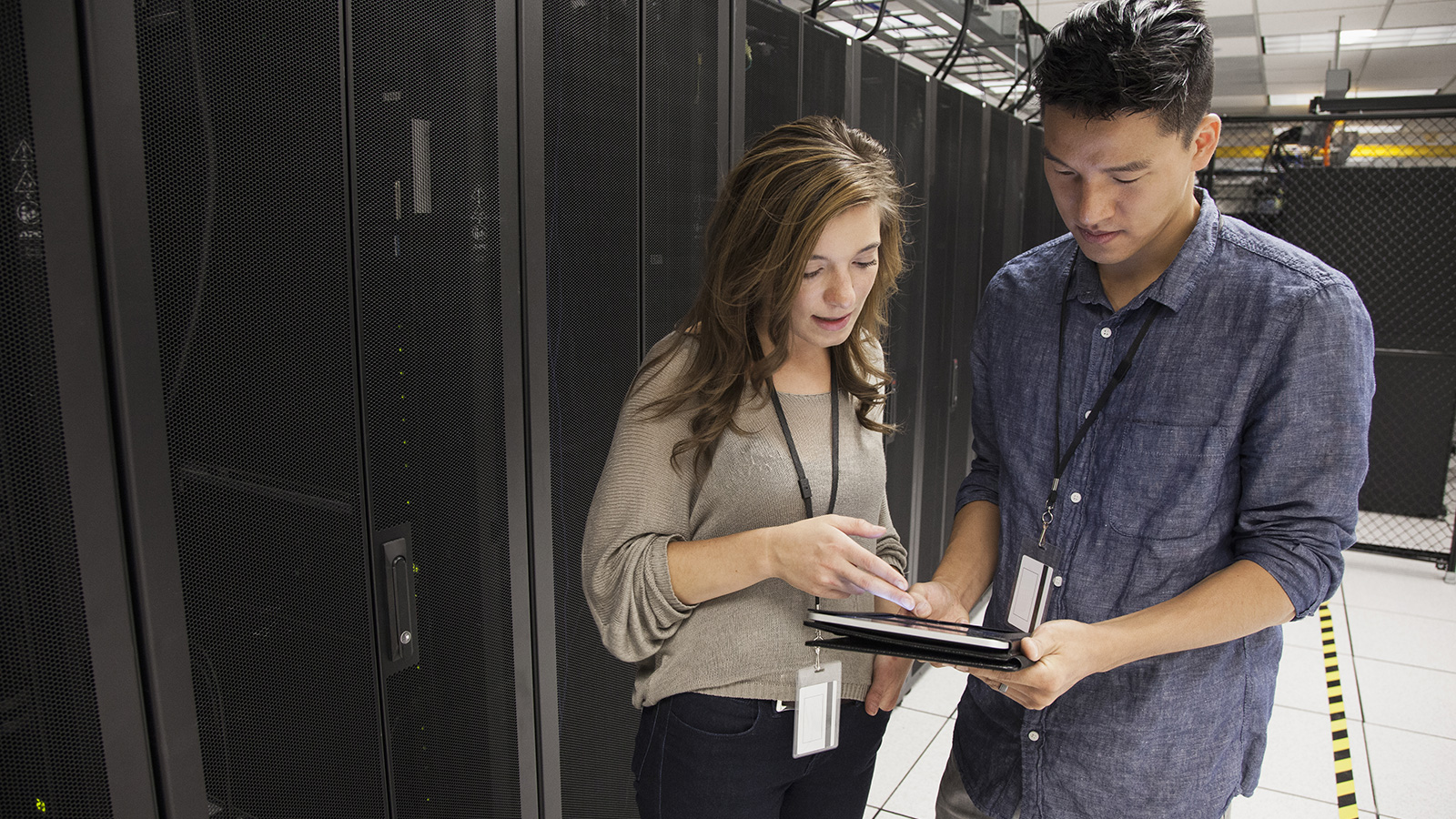 server-room-workers-1600x900 server-room-workers-1600x900